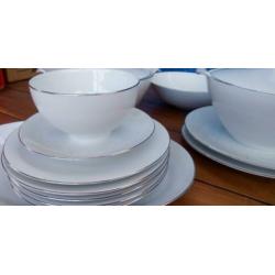 Vintage Percelein servies met zilveren rand 12 delig