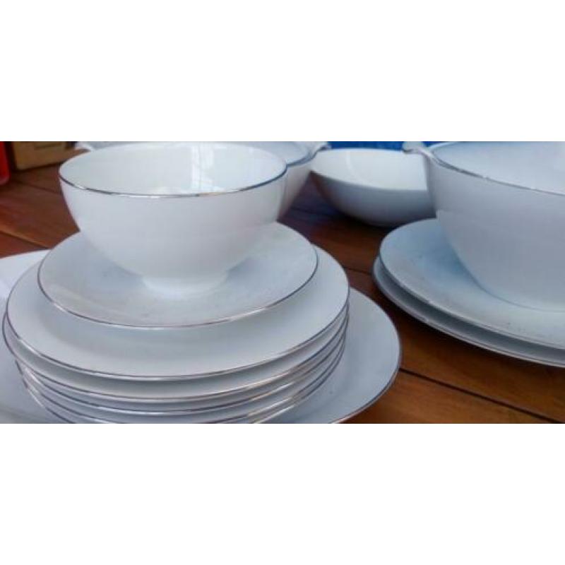 Vintage Percelein servies met zilveren rand 12 delig
