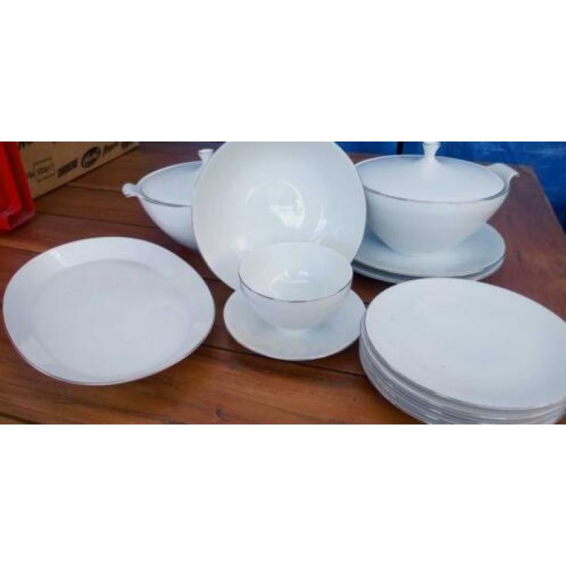 Vintage Percelein servies met zilveren rand 12 delig