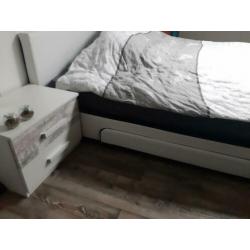 Te koop 2 pers bed incl lattenbodem, matras, nachtkastjes