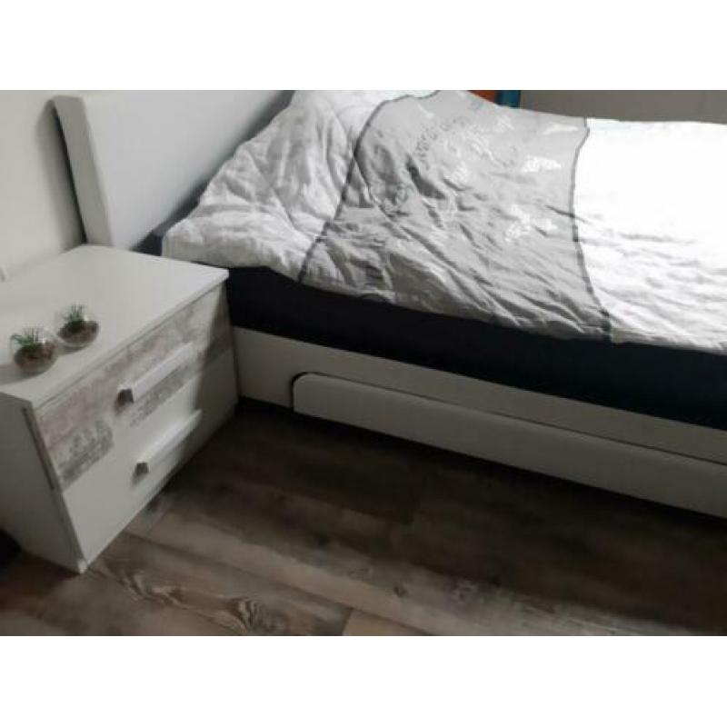 Te koop 2 pers bed incl lattenbodem, matras, nachtkastjes