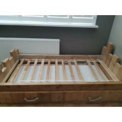 Gratis: Steigerhouten bed (1persoons) + extra matras in lade