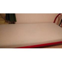 Ijzeren bed 90x200 inclusief matras zo goed als nieuw t