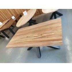 Teak tafel 160 x 90 met metalen Matrixpoot