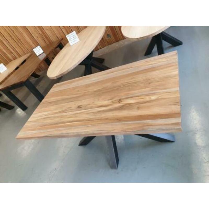 Teak tafel 160 x 90 met metalen Matrixpoot