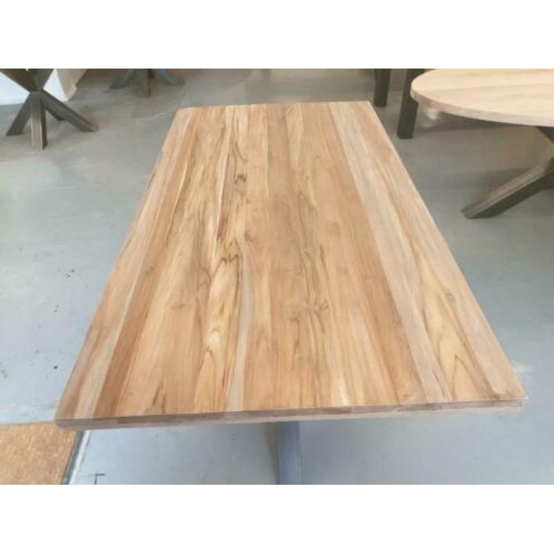 Teak tafel 160 x 90 met metalen Matrixpoot