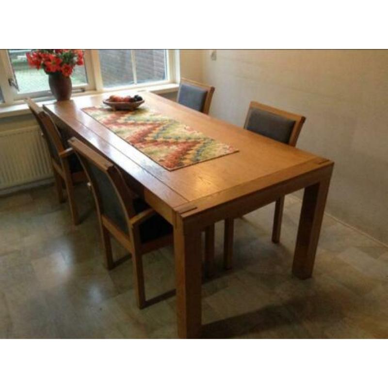 Grote zware eethoek, met 6 stoelen . Prijs verlaagd €75,