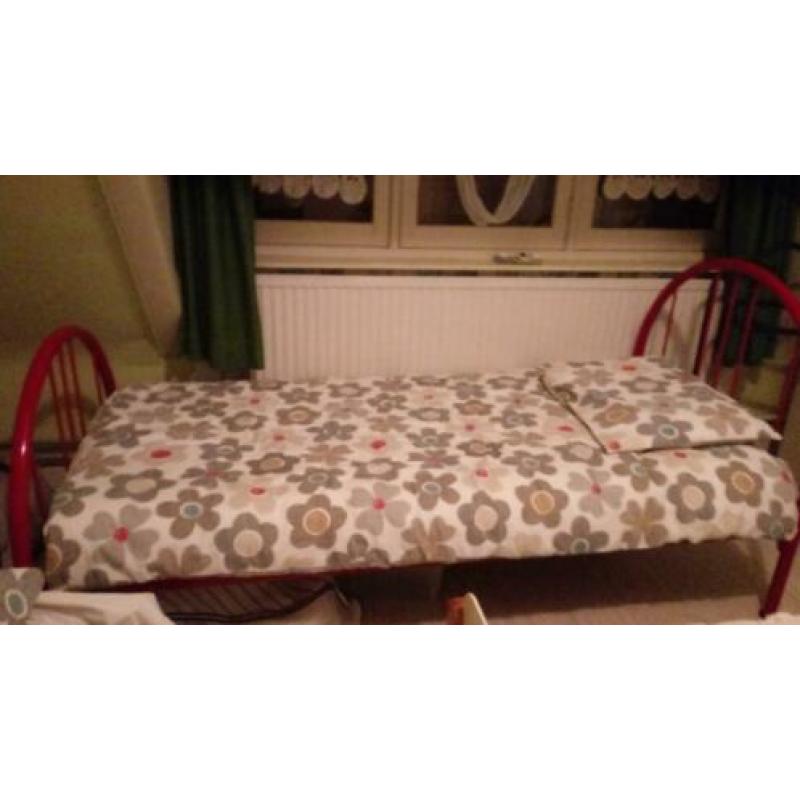 Ijzeren bed 90x200 inclusief matras zo goed als nieuw t