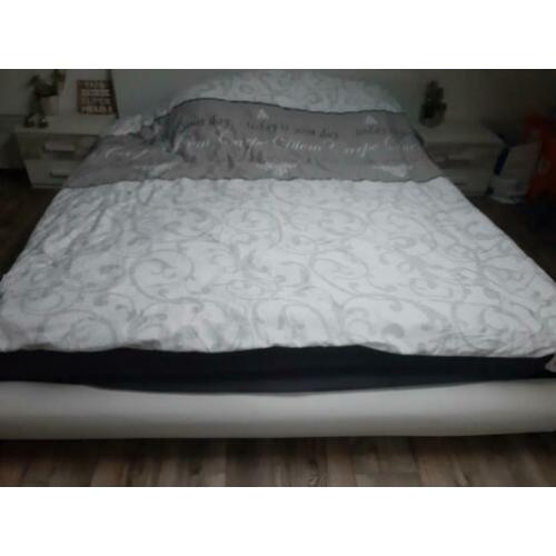 Te koop 2 pers bed incl lattenbodem, matras, nachtkastjes