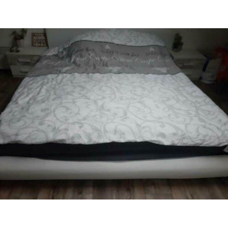 Te koop 2 pers bed incl lattenbodem, matras, nachtkastjes