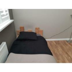 Gratis: Steigerhouten bed (1persoons) + extra matras in lade