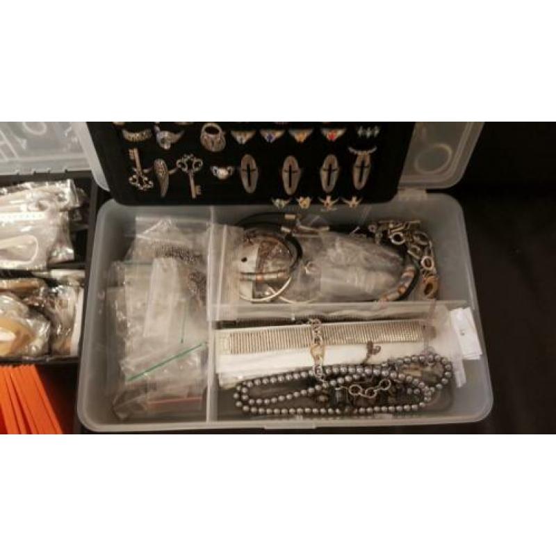 Partij sieraden (armbanden, oorbellen, ketting en ringen)