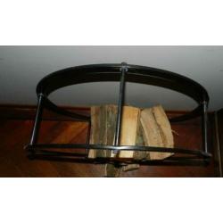 Zwart rond rek voor openhaard hout
