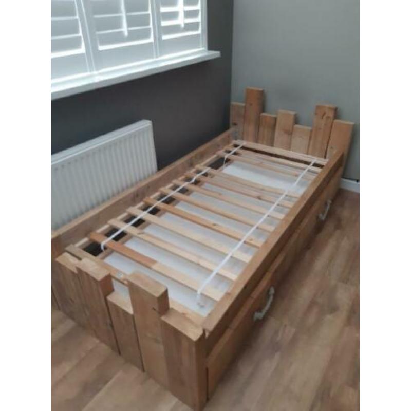 Gratis: Steigerhouten bed (1persoons) + extra matras in lade