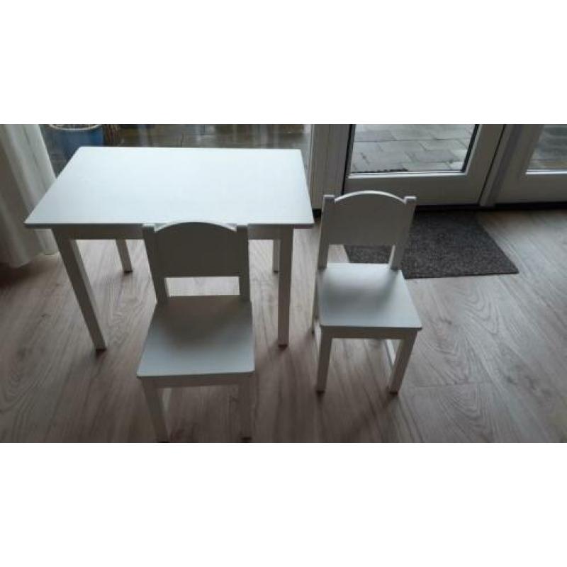 Ikea Sundvik tafel met 2 stoeltjes