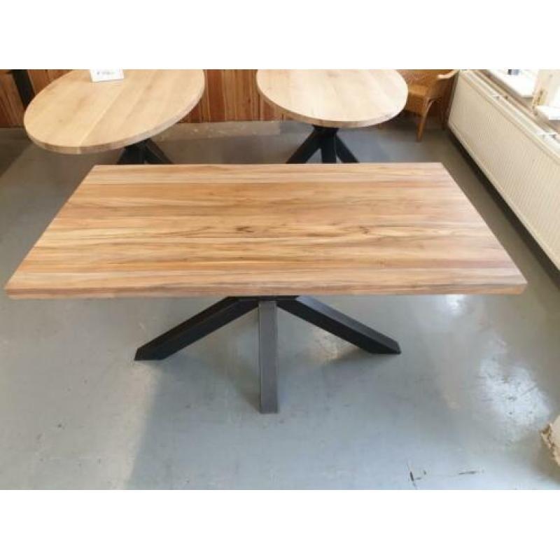 Teak tafel 160 x 90 met metalen Matrixpoot