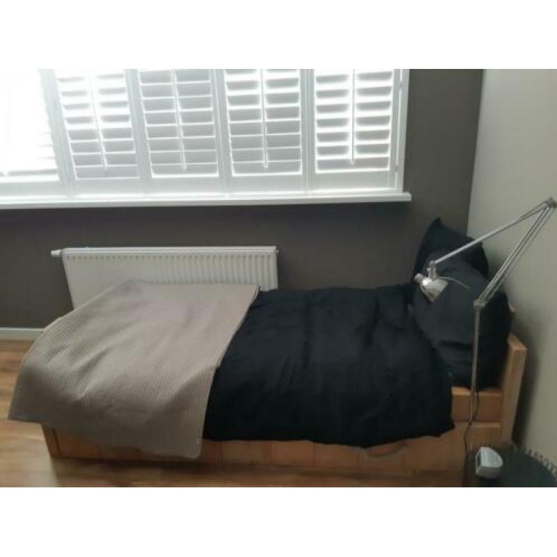 Gratis: Steigerhouten bed (1persoons) + extra matras in lade