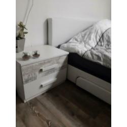 Te koop 2 pers bed incl lattenbodem, matras, nachtkastjes