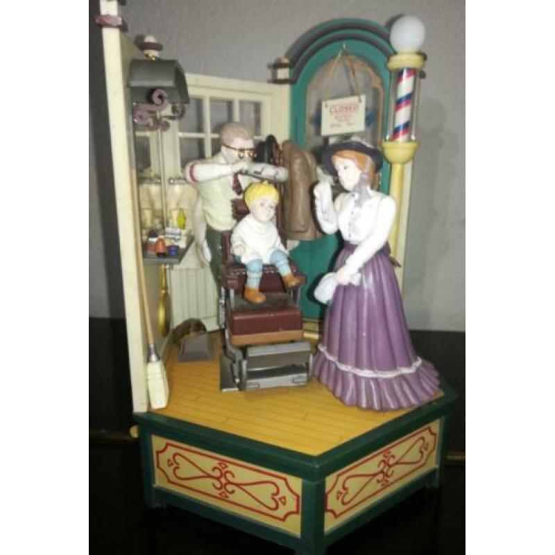 Prachtige uitgebreide speeldoos "Bij de kapper" Enesco