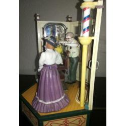 Prachtige uitgebreide speeldoos "Bij de kapper" Enesco