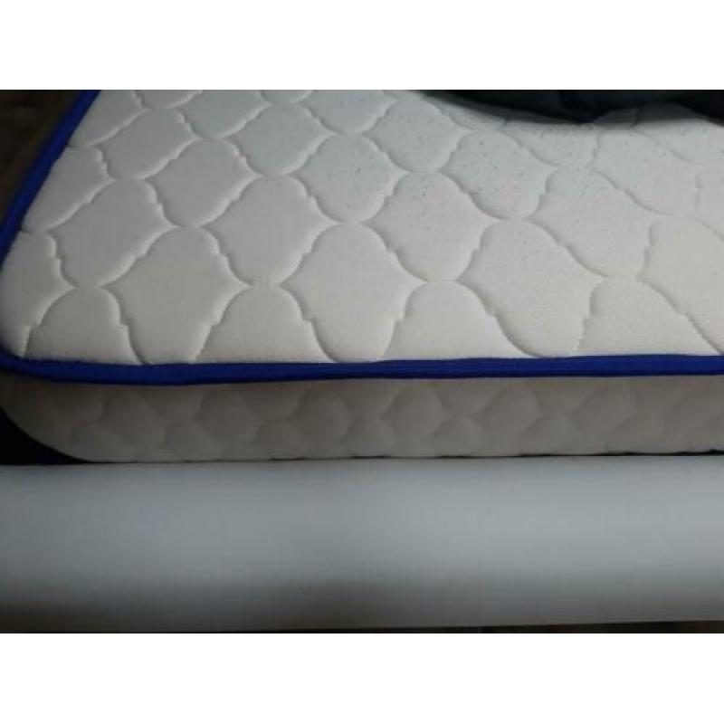 Te koop 2 pers bed incl lattenbodem, matras, nachtkastjes
