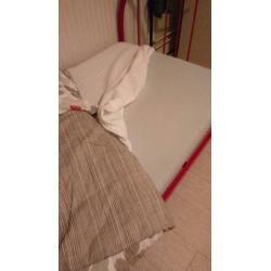 Ijzeren bed 90x200 inclusief matras zo goed als nieuw t