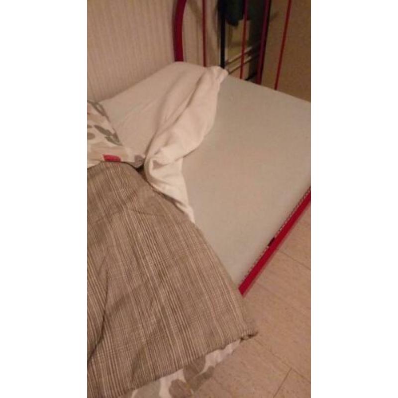 Ijzeren bed 90x200 inclusief matras zo goed als nieuw t
