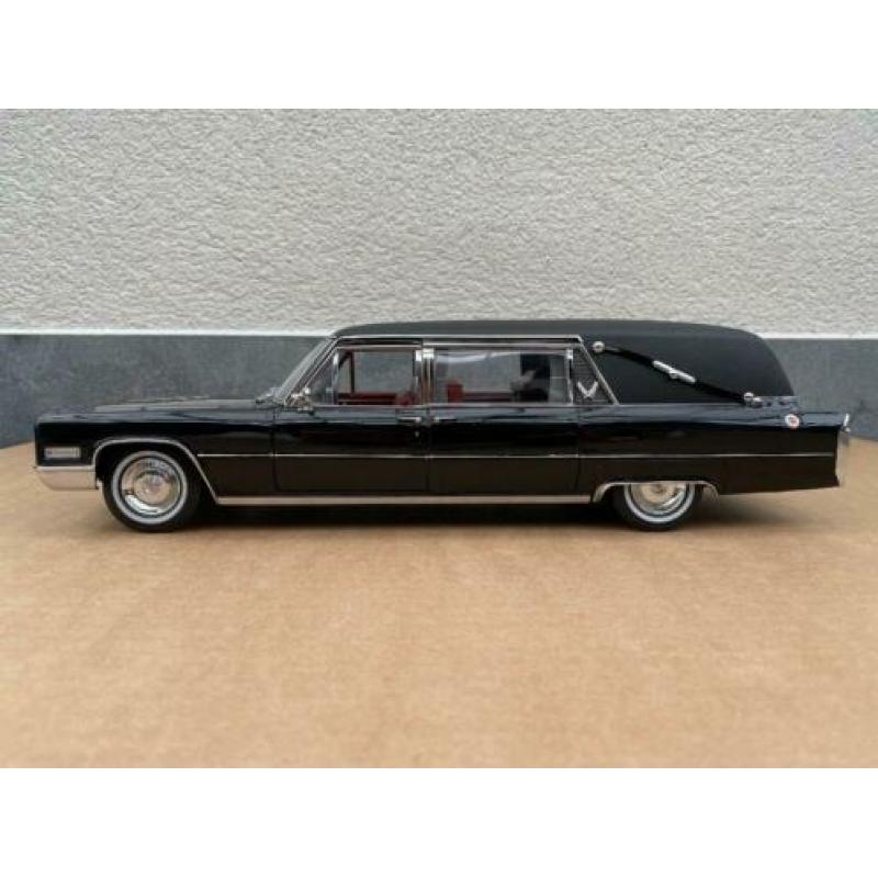 1:18 -Cadillac Hearse - Precision Miniatures