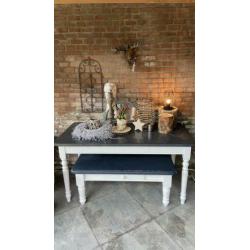 2x Grenen Tafel. Eetkamerstoel en woonkamer tafel.
