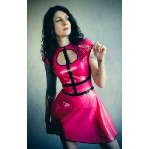 Latex jurkje met zwarte trimbandpatroon en open decolleté