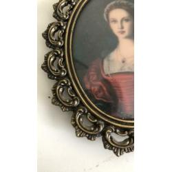 Brocante koperen lijst met mooi bol glas en dame prent