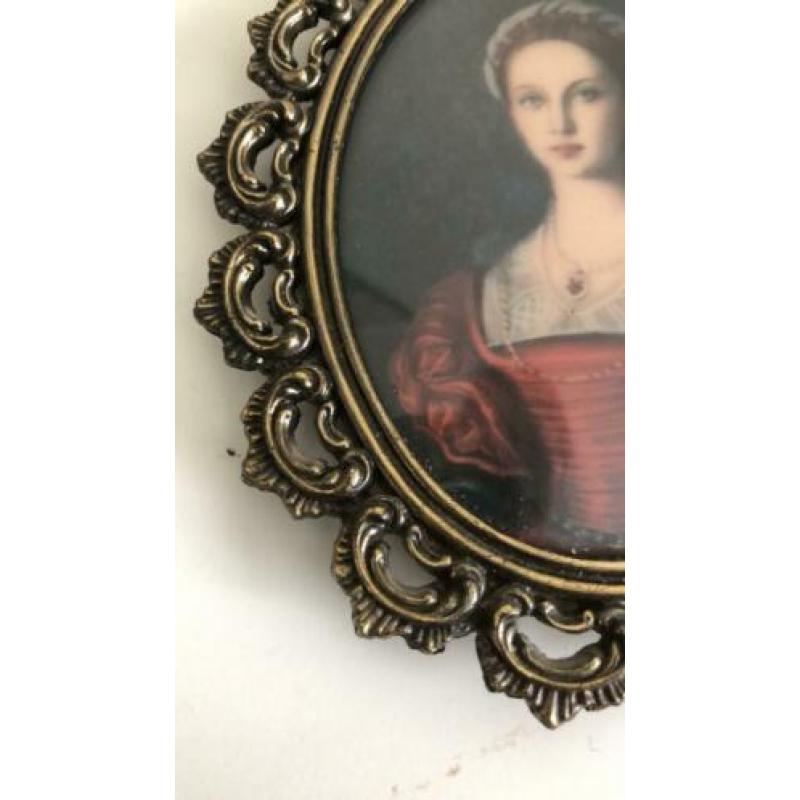 Brocante koperen lijst met mooi bol glas en dame prent
