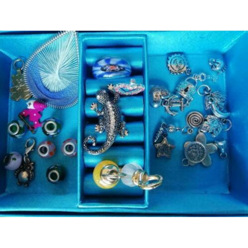 SALE!! heerlijke doos sieraden, ook merk, 82 stuks +GRATIS?
