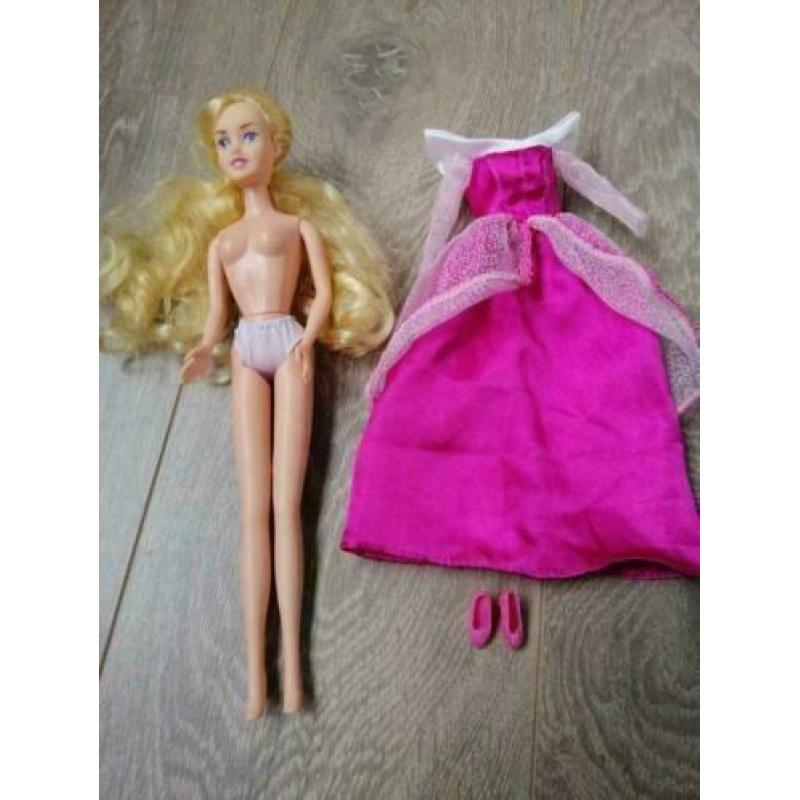 Disney barbiepop Doornroosje van Simba-toys
