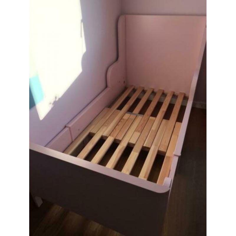 Ikea Busunge meegroei kinderbed met matras, lichtroze