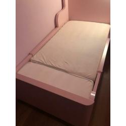 Ikea Busunge meegroei kinderbed met matras, lichtroze