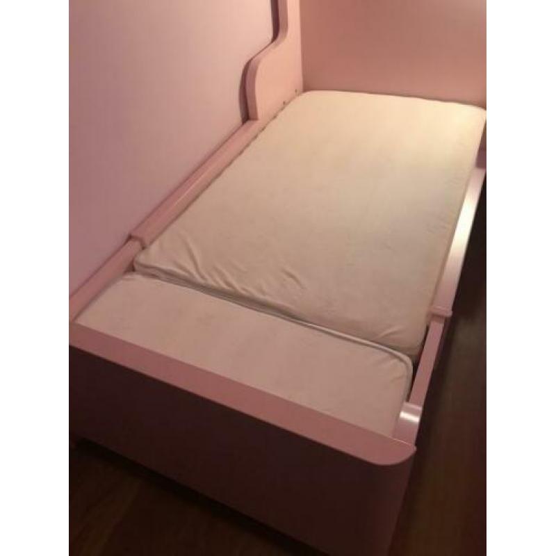 Ikea Busunge meegroei kinderbed met matras, lichtroze