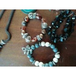 SALE!! heerlijke doos sieraden, ook merk, 82 stuks +GRATIS?