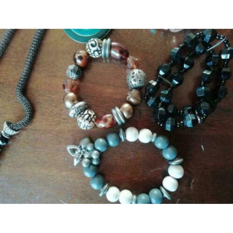 SALE!! heerlijke doos sieraden, ook merk, 82 stuks +GRATIS?