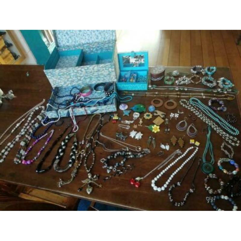 SALE!! heerlijke doos sieraden, ook merk, 82 stuks +GRATIS?