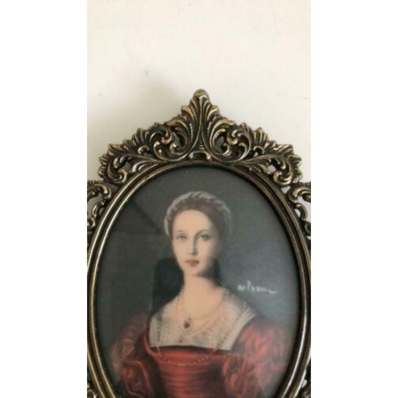 Brocante koperen lijst met mooi bol glas en dame prent