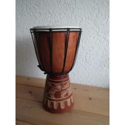 Mooie djembe trommel met hout snijwerk.