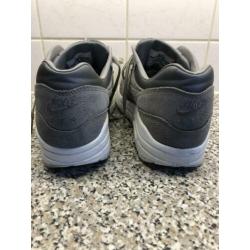 Nike’s grijs mt 37.5