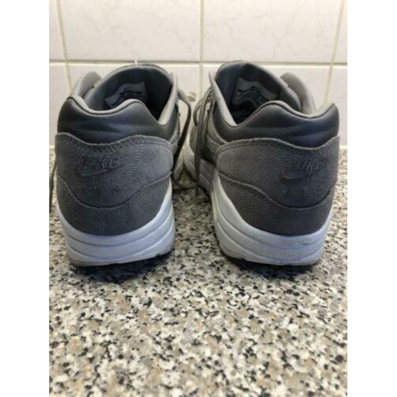 Nike’s grijs mt 37.5