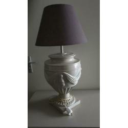 Leuke brocante dressoirtable en/of tafellamp