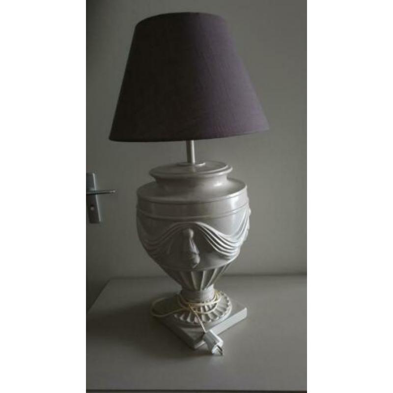Leuke brocante dressoirtable en/of tafellamp