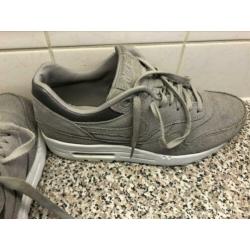 Nike’s grijs mt 37.5