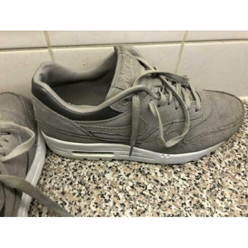 Nike’s grijs mt 37.5