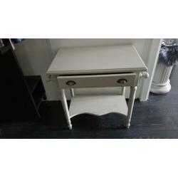 Leuke brocante dressoirtable en/of tafellamp