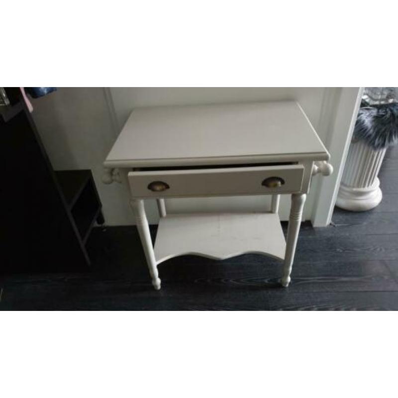 Leuke brocante dressoirtable en/of tafellamp